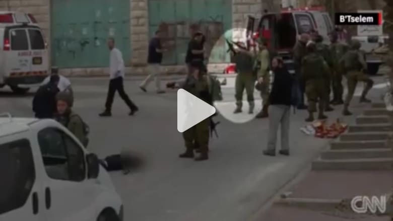 فيديو يظهر جندي إسرائيلي يطلق النار على رأس فلسطيني مشتبه به في عملية طعن فيديو يظهر جندي إسرائيلي يطلق النار على رأس فلسطيني مشتبه به في عملية طعن