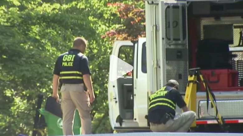 بالفيديو: التحقيق مع شرطي قتل شخصا يحمل سكينا بيد ودجاجة باليد الأخرى بالفيديو: التحقيق مع شرطي قتل شخصا يحمل سكينا بيد ودجاجة باليد الأخرى