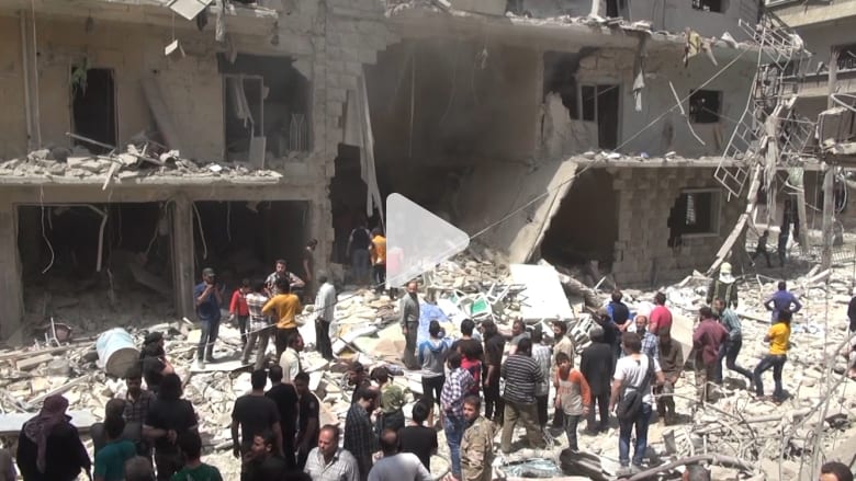 بالفيديو: عشرات القتلى في غارات جديدة على حلب.. وروسيا تنفي قصف مستشفى "القدس" بالفيديو: عشرات القتلى في غارات جديدة على حلب.. وروسيا تنفي قصف مستشفى "القدس"