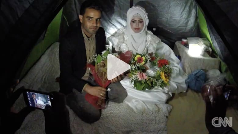 شاهد.. زفاف عروسين سوريين في مخيم للاجئين باليونان شاهد.. زفاف عروسين سوريين في مخيم للاجئين باليونان