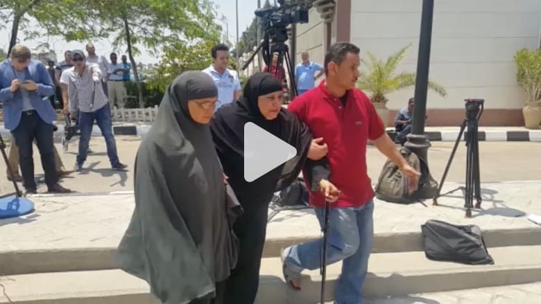 بالفيديو: توافد أهالي ركاب الطائرة "MS 804" على مطار القاهرة.. ومصر للطيران توفر "أطباء ومترجمين" بالفيديو: توافد أهالي ركاب الطائرة "MS 804" على مطار القاهرة.. ومصر للطيران توفر "أطباء ومترجمين"