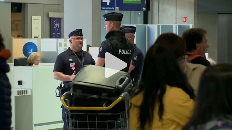 بالفيديو: حادث طائرة مصر للطيران يثير التساؤلات حول الأمن في مطار شارل ديغول بالفيديو: حادث طائرة مصر للطيران يثير التساؤلات حول الأمن في مطار شارل ديغول