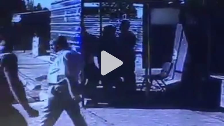 شاهد.. لحظة اعتقال "انتحاري" في حي الكاظمية شمالي بغداد شاهد.. لحظة اعتقال "انتحاري" في حي الكاظمية شمالي بغداد