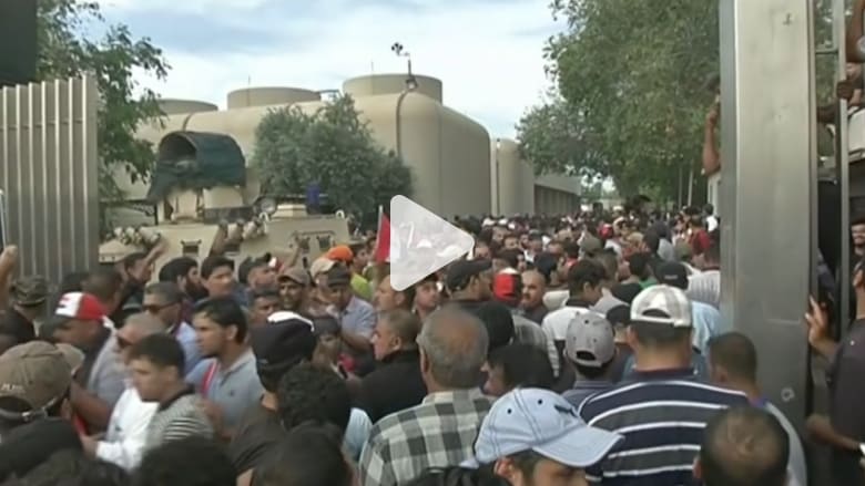 شاهد.. متظاهرون من أنصار الصدر يقتحمون المنطقة الخضراء والبرلمان في بغداد شاهد.. متظاهرون من أنصار الصدر يقتحمون المنطقة الخضراء والبرلمان في بغداد