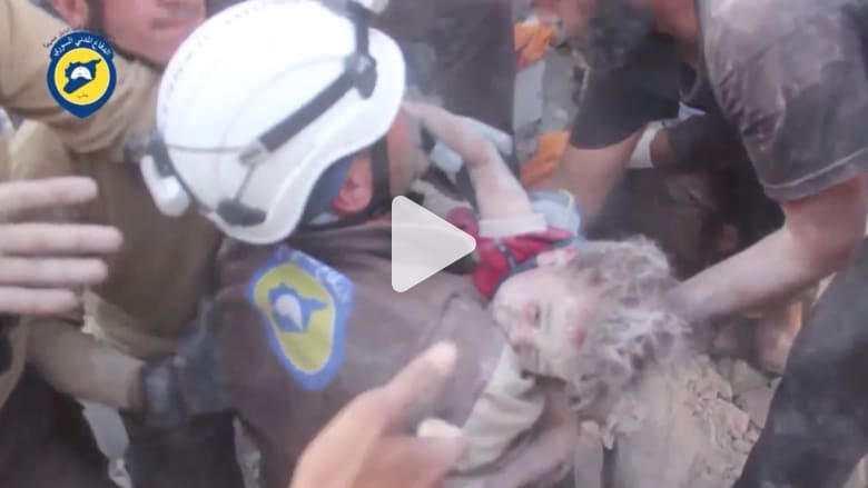 شاهد.. لحظة إنقاذ طفلين من تحت الأنقاض في حلب بعد قصف جوي شاهد.. لحظة إنقاذ طفلين من تحت الأنقاض في حلب بعد قصف جوي