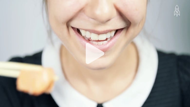 كيف تمردت هذه الفنانة على التصرفات "القاسية" لخبراء الولادة في غرفة العمليات؟ كيف تمردت هذه الفنانة على التصرفات "القاسية" لخبراء الولادة في غرفة العمليات؟