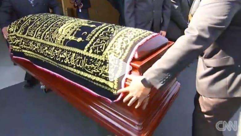 لقطات من تشييع محمد علي: الحشود تهتف باسمه.. طفل يقلد حركاته.. وويل سميث يحمل النعش لقطات من تشييع محمد علي: الحشود تهتف باسمه.. طفل يقلد حركاته.. وويل سميث يحمل النعش