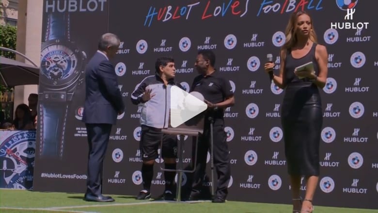 مارادونا يتحدث لبيليه عن ميسي دون التنبه للميكروفون: لاعب جيد.. لكنه بدون شخصية مارادونا يتحدث لبيليه عن ميسي دون التنبه للميكروفون: لاعب جيد.. لكنه بدون شخصية