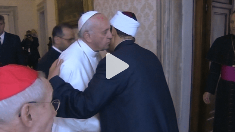شيخ الأزهر ينهي توترا استمر لسنوات مع الفاتيكان.. قبلات وميدالية زيتون ونسخة عن "كن مسبّحا" شيخ الأزهر ينهي توترا استمر لسنوات مع الفاتيكان.. قبلات وميدالية زيتون ونسخة عن "كن مسبّحا"
