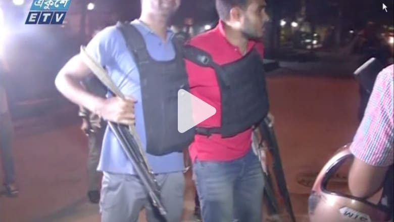 شاهد.. لحظة إخلاء رجال شرطة مصابين خلال هجوم بنغلاديش شاهد.. لحظة إخلاء رجال شرطة مصابين خلال هجوم بنغلاديش