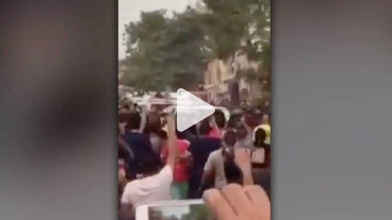 بالفيديو: الاعتداء على موكب العبادي خلال زيارة موقع انفجار الكرادة.. ورئيس الوزراء: أتفهم مشاعر الانفعال بالفيديو: الاعتداء على موكب العبادي خلال زيارة موقع انفجار الكرادة.. ورئيس الوزراء: أتفهم مشاعر الانفعال