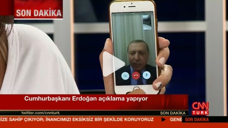 بالفيديو: أردوغان يظهر في مقابلة عبر الهاتف.. ويدعو الشعب إلى الخروج للشوارع والتصدي للجيش بالفيديو: أردوغان يظهر في مقابلة عبر الهاتف.. ويدعو الشعب إلى الخروج للشوارع والتصدي للجيش