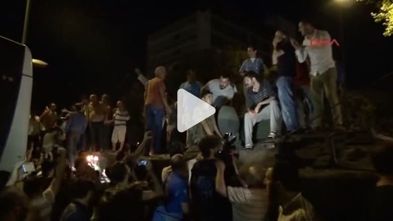 شاهد.. أتراك يهتفون "الله أكبر" من فوق دبابة للجيش في إسطنبول شاهد.. أتراك يهتفون "الله أكبر" من فوق دبابة للجيش في إسطنبول
