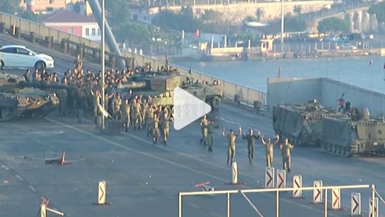 شاهد.. لحظة استسلام جنود أتراك شاركوا في محاولة الانقلاب على جسر البسفور شاهد.. لحظة استسلام جنود أتراك شاركوا في محاولة الانقلاب على جسر البسفور