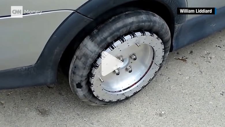 هذه السيارة تسير باتجاه الجانبين.. لكن لماذا؟ هذه السيارة تسير باتجاه الجانبين.. لكن لماذا؟