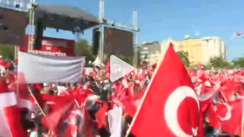 الآلاف بمسيرة دعا لها الحزب المعارض الرئيسي في تركيا دعما للديمقراطية الآلاف بمسيرة دعا لها الحزب المعارض الرئيسي في تركيا دعما للديمقراطية