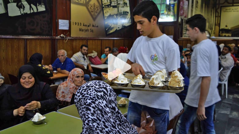 121 عاماً... عشّاق البوظة لازالوا أوفياء لهذا المكان بدمشق 121 عاماً... عشّاق البوظة لازالوا أوفياء لهذا المكان بدمشق