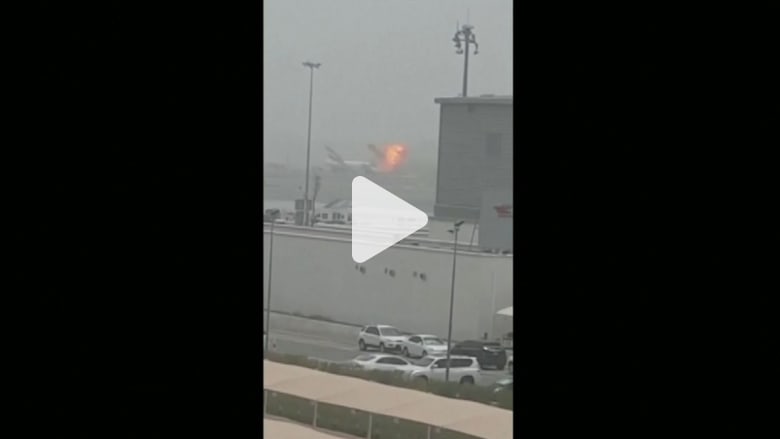 شاهد.. لحظة نشوب الحريق في طائرة تابعة لطيران الإمارات في مطار دبي شاهد.. لحظة نشوب الحريق في طائرة تابعة لطيران الإمارات في مطار دبي