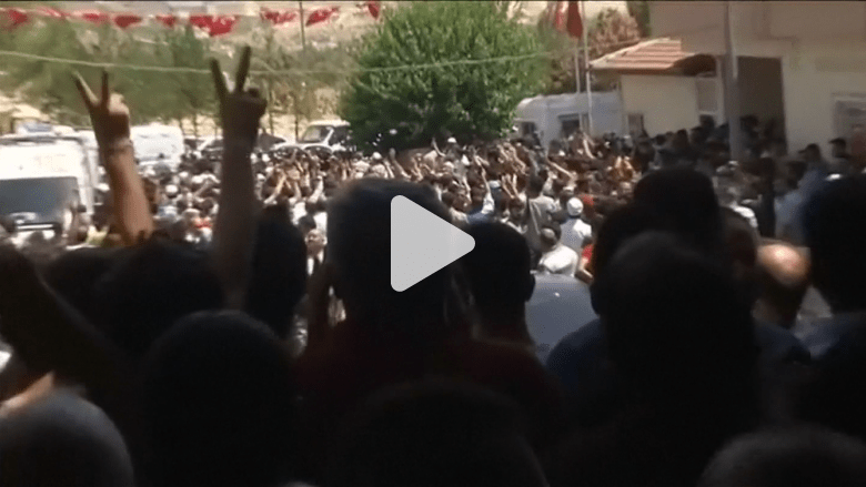 متظاهرون بجنازة ضحايا هجوم غازي عنتاب يهتفون: "أردوغان قاتل" متظاهرون بجنازة ضحايا هجوم غازي عنتاب يهتفون: "أردوغان قاتل"