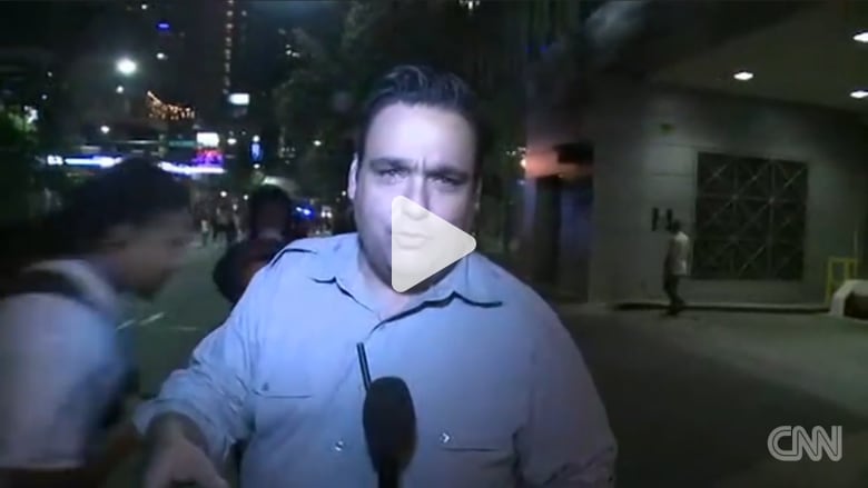 شاهد.. متظاهر أمريكي يوقع مراسل CNN أرضاً شاهد.. متظاهر أمريكي يوقع مراسل CNN أرضاً