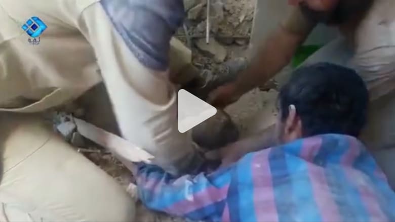 شاهد لحظة من الحياة وسط الموت في حلب.. انتشال رضيعة من تحت الأنقاض شاهد لحظة من الحياة وسط الموت في حلب.. انتشال رضيعة من تحت الأنقاض
