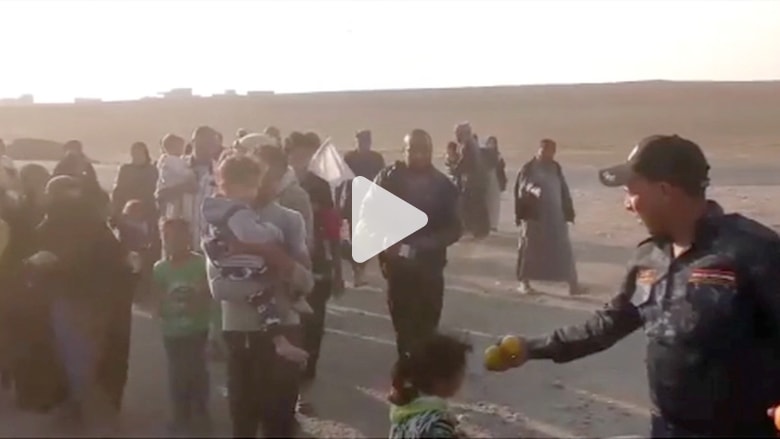 المدنيون يواصلون الهرب من مناطق القتال في الموصل المدنيون يواصلون الهرب من مناطق القتال في الموصل