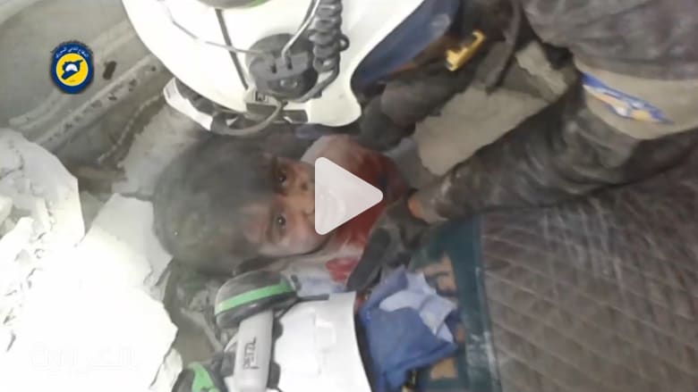 إنقاذ طفل من تحت الأنقاض في حلب.. وسقوط عشرات القتلى والمصابين إنقاذ طفل من تحت الأنقاض في حلب.. وسقوط عشرات القتلى والمصابين