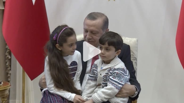 أردوغان يستقبل طفلة حلب بانا العابد بالأحضان والهدايا أردوغان يستقبل طفلة حلب بانا العابد بالأحضان والهدايا