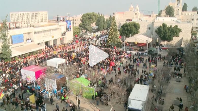 الآلاف يحتشدون في ساحة المهد عشية عيد الميلاد الآلاف يحتشدون في ساحة المهد عشية عيد الميلاد