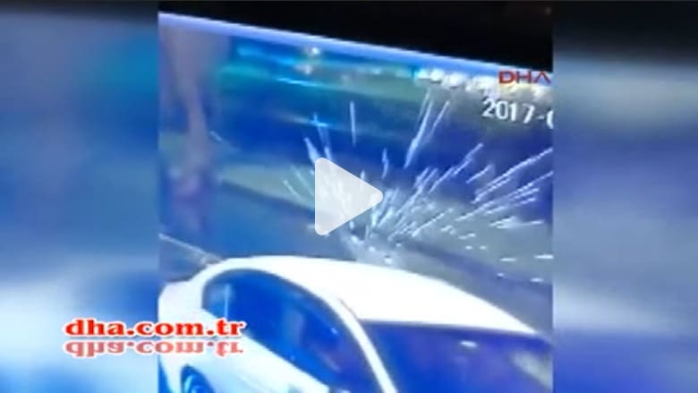 شاهد طلقات النار تتطاير خارج الملهى الليلي في اسطنبول شاهد طلقات النار تتطاير خارج الملهى الليلي في اسطنبول
