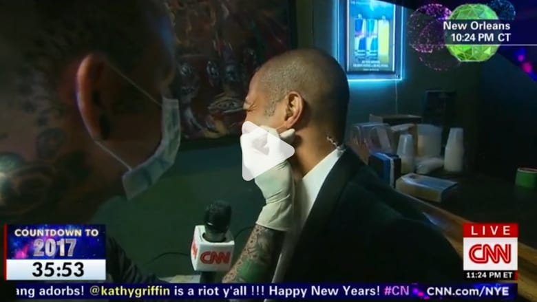 مراسل CNN يثقب أذنه احتفالاً برأس السنة أثناء بث مباشر! مراسل CNN يثقب أذنه احتفالاً برأس السنة أثناء بث مباشر!