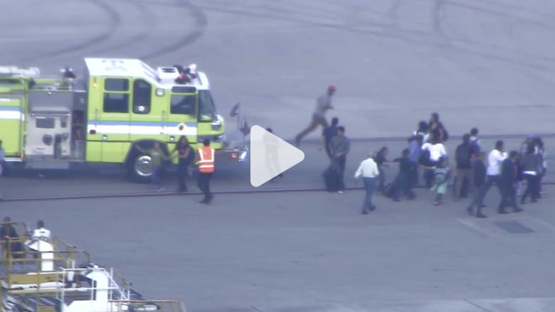 مسؤول أمريكي لـCNN: إيقاف مشتبه به في إطلاق نار في مطار فورت لودرديل في فلوريدا مسؤول أمريكي لـCNN: إيقاف مشتبه به في إطلاق نار في مطار فورت لودرديل في فلوريدا