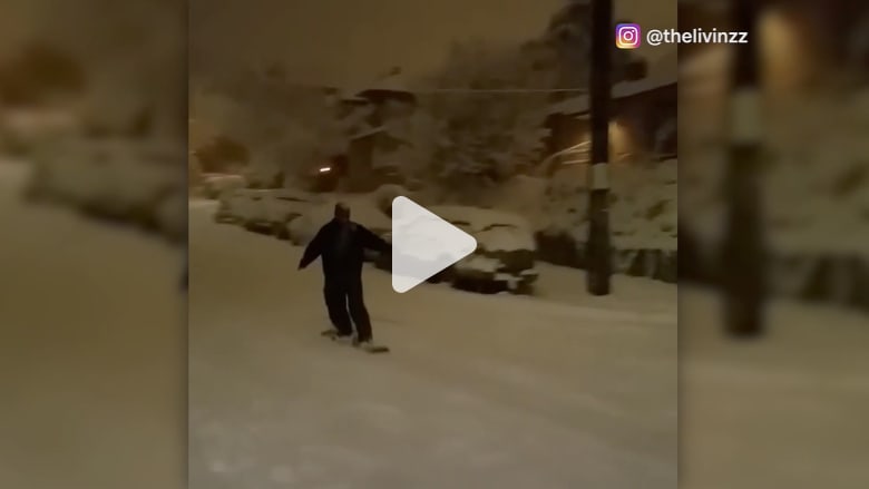 شاهد كيف تحولت شوارع مدينة بأمريكا لحلبة تزلج! شاهد كيف تحولت شوارع مدينة بأمريكا لحلبة تزلج!