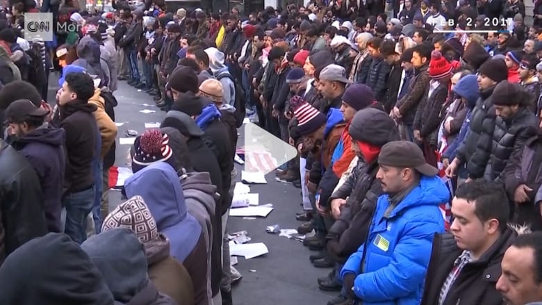 1000 مالك متجر يمني يتظاهرون بنيويورك على “حظر ترامب” 1000 مالك متجر يمني يتظاهرون بنيويورك على “حظر ترامب”