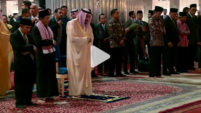 الملك سلمان يصلي في إندونيسيا ويشدد على أهمية الاتحاد ضد الإرهاب الملك سلمان يصلي في إندونيسيا ويشدد على أهمية الاتحاد ضد الإرهاب