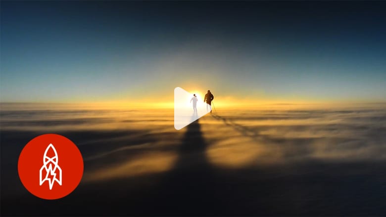 هذا المغامر يخاطر بحياته للوصول إلى حيث لم يصل أي إنسان من قبل هذا المغامر يخاطر بحياته للوصول إلى حيث لم يصل أي إنسان من قبل