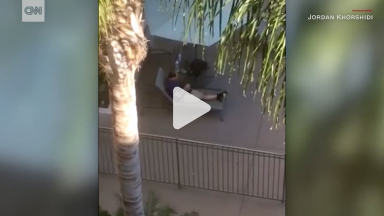 مسلح يفتح النار على حضور حفلة حول حوض سباحة مسلح يفتح النار على حضور حفلة حول حوض سباحة