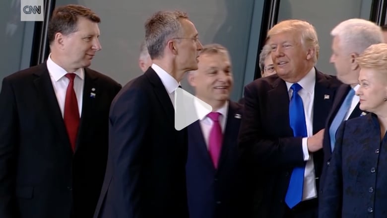هل دفع ترامب رئيس وزراء جانبا ليكون في المقدمة؟ هل دفع ترامب رئيس وزراء جانبا ليكون في المقدمة؟