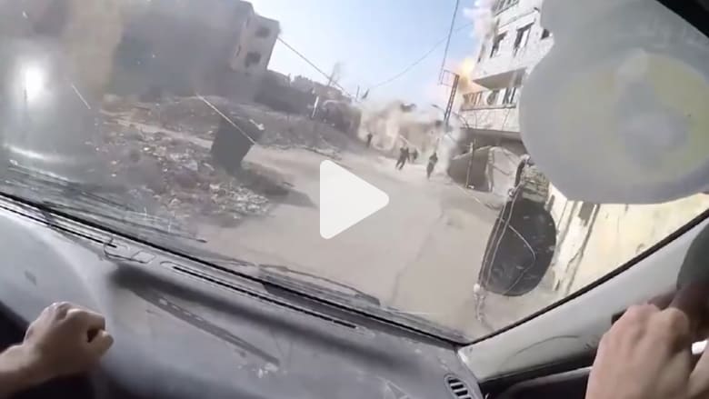 شاهد.. لحظة سقوط صاروخ على بعد أقدام من مصور بالغوطة شاهد.. لحظة سقوط صاروخ على بعد أقدام من مصور بالغوطة