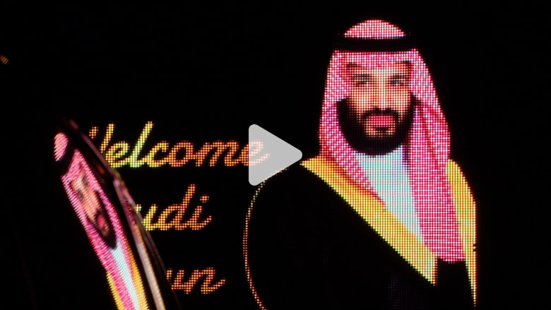شاهد.. لافتات تحمل صورة محمد بن سلمان أمام سفارة قطر في لندن شاهد.. لافتات تحمل صورة محمد بن سلمان أمام سفارة قطر في لندن