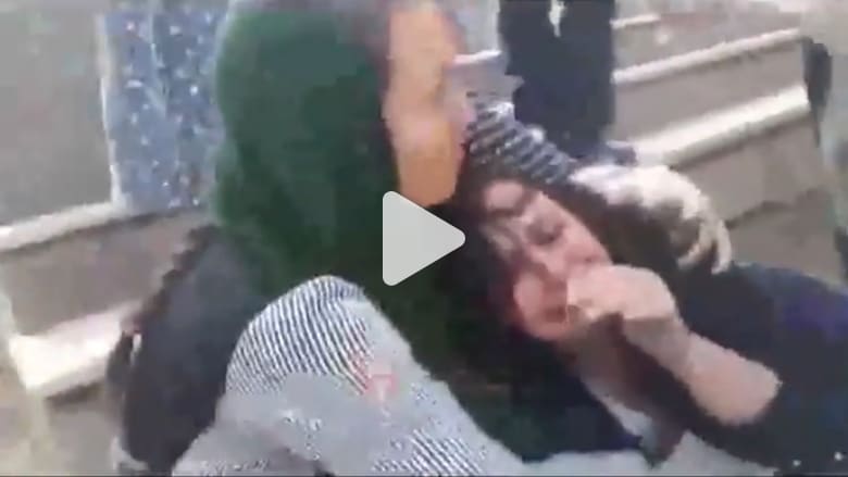 شاهد.. غضب في إيران بعد اعتداء "شرطة الأخلاق" على سيدة شاهد.. غضب في إيران بعد اعتداء "شرطة الأخلاق" على سيدة