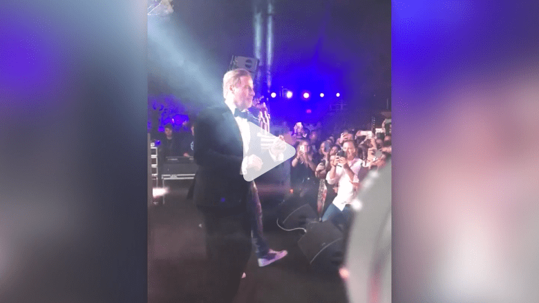 شاهد.. كيف اختلف رقص جون ترافولتا منذ 40 عاما؟ شاهد.. كيف اختلف رقص جون ترافولتا منذ 40 عاما؟