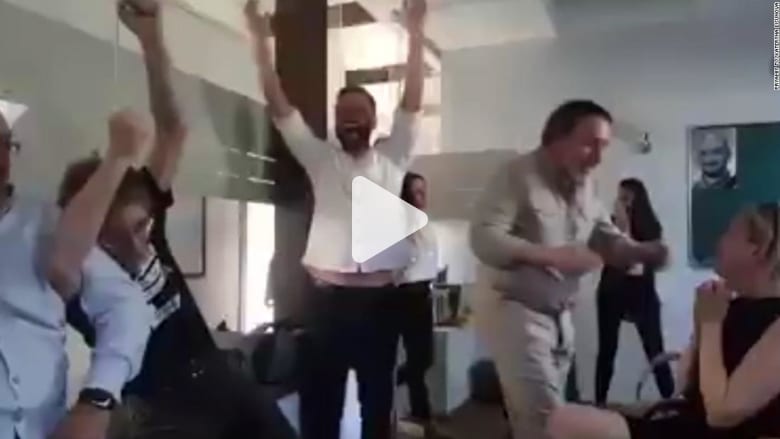 شاهد ردة فعل زملاء صحفي روسي عندما علموا أنه لايزال حياً شاهد ردة فعل زملاء صحفي روسي عندما علموا أنه لايزال حياً