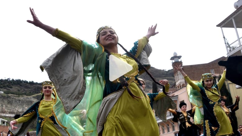 عيد النوروز في أذربيجان.. رقص وألوان و"أول يوم ربيع" عيد النوروز في أذربيجان.. رقص وألوان و"أول يوم ربيع"