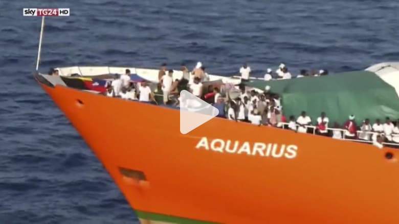سفينة مهاجرين عالقة بين مالطا وإيطاليا منذ أيام سفينة مهاجرين عالقة بين مالطا وإيطاليا منذ أيام