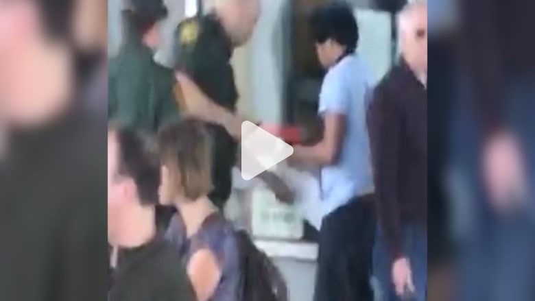 موظف لركاب حافلة: يجب أن تكونوا أمريكيين لتصعدوا موظف لركاب حافلة: يجب أن تكونوا أمريكيين لتصعدوا