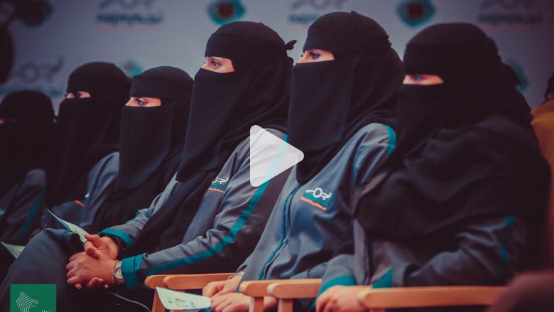 تعرّف إلى أول دفعة من محققات حوادث السير في السعودية تعرّف إلى أول دفعة من محققات حوادث السير في السعودية