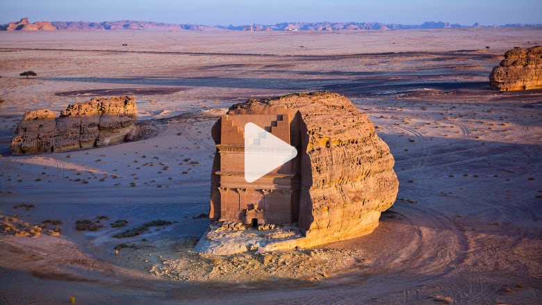 هياكل مثلثة في السعودية تحيّر خبراء الآثار هياكل مثلثة في السعودية تحيّر خبراء الآثار