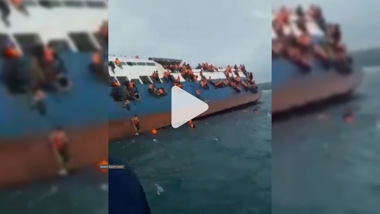 شاهد.. ركاب عبارة إندونيسية يتشبثون بها أثناء غرقها شاهد.. ركاب عبارة إندونيسية يتشبثون بها أثناء غرقها