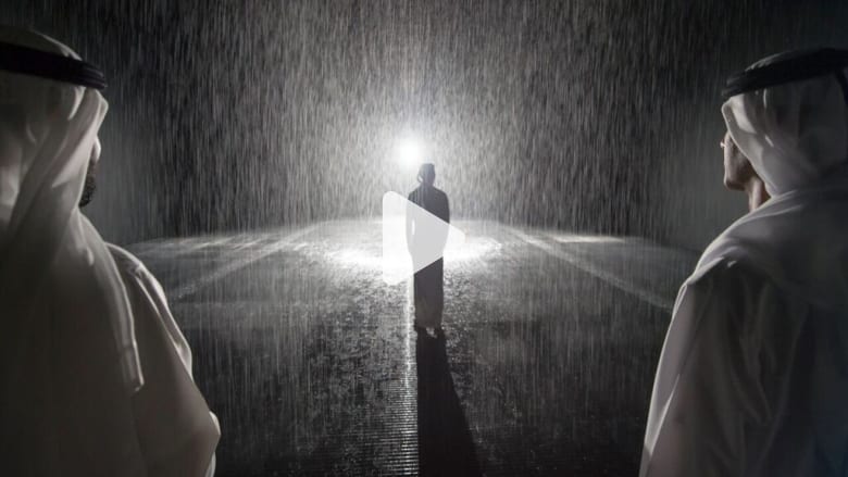 غرفة ماطرة في الإمارات تدخل إليها وتخرج جافاً..هل هذه أعجوبة غرفة ماطرة في الإمارات تدخل إليها وتخرج جافاً..هل هذه أعجوبة
